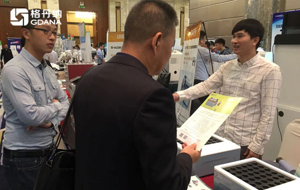 格丹納工程師現(xiàn)場與用戶、專業(yè)人士進(jìn)行交流