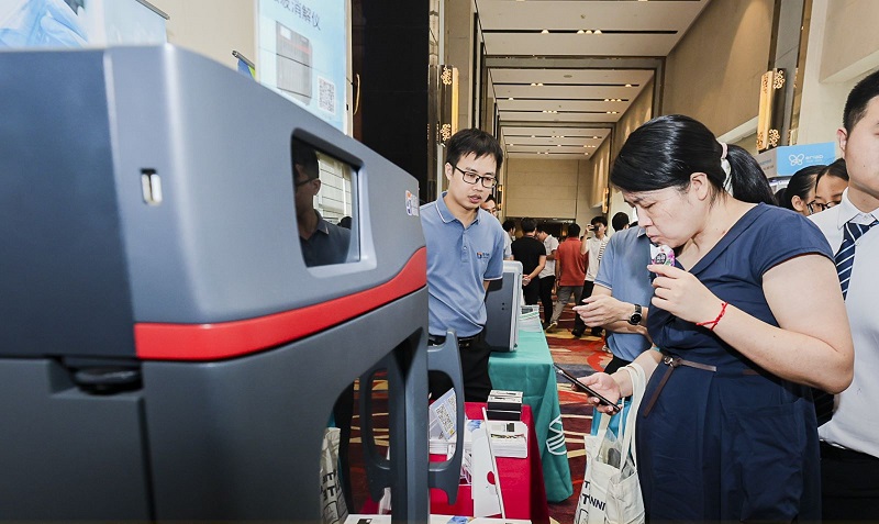 銷售總經(jīng)理為客戶展示商品，耐心答疑解惑